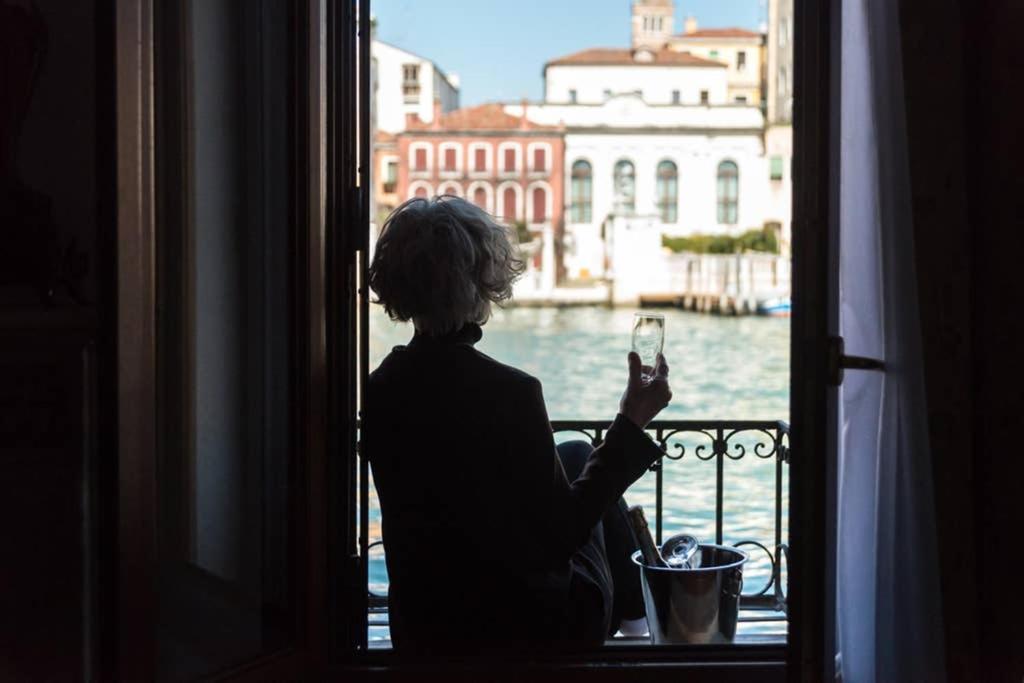 Grand Canal next to Guggenheim Veneza Exterior foto