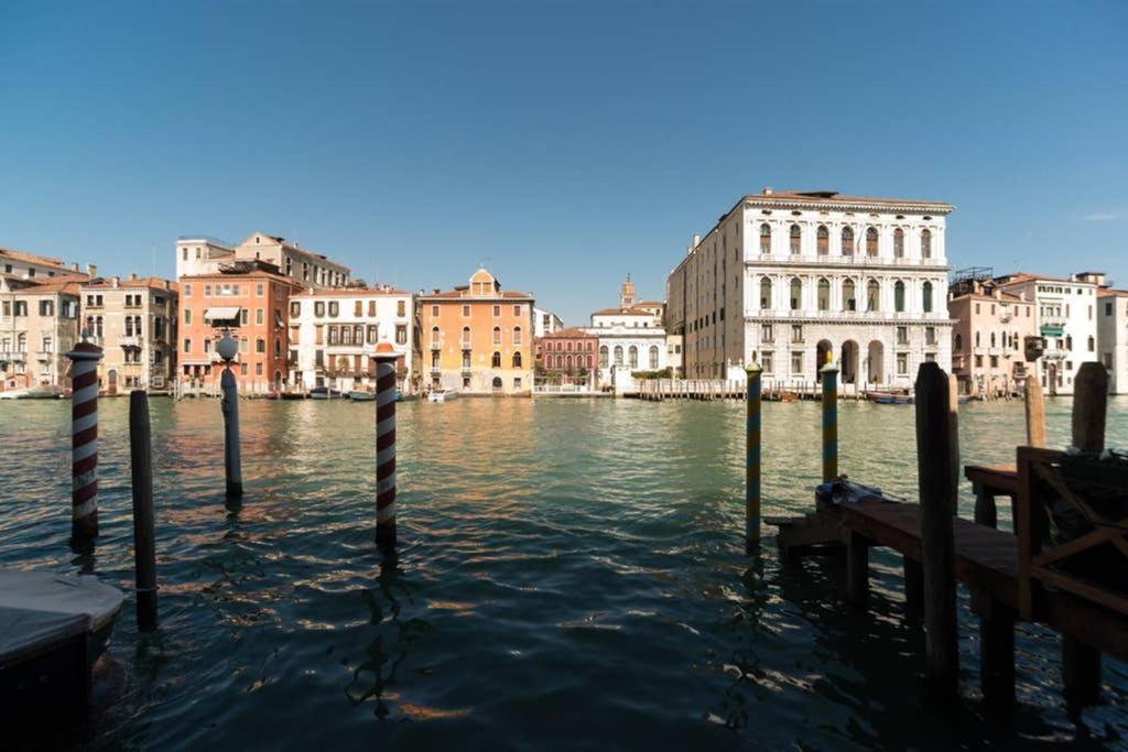 Grand Canal next to Guggenheim Veneza Exterior foto