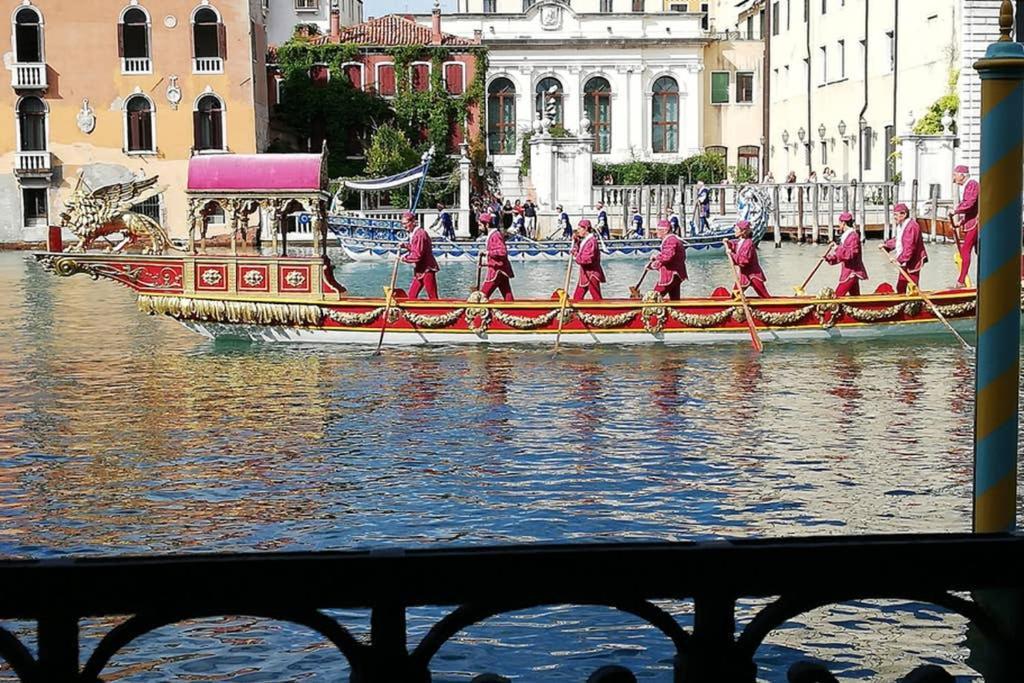 Grand Canal next to Guggenheim Veneza Exterior foto
